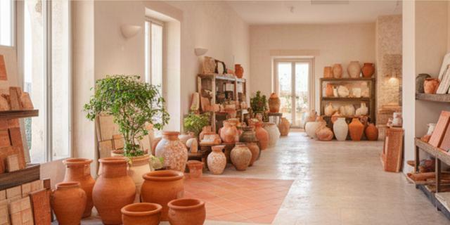 Showroom di Classica Terracotta Melendugno a Melendugno con piastrelle in terracotta e vasi decorativi esposti